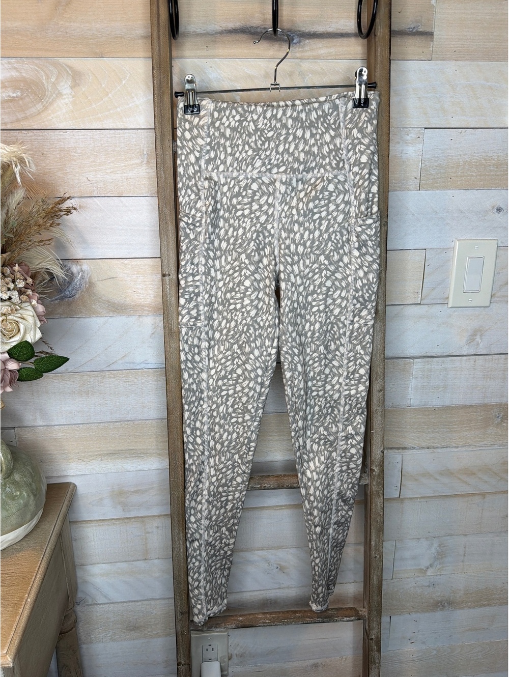Hurley Women's XS Gray and White Patterned Leggings - Picture 2 of 5